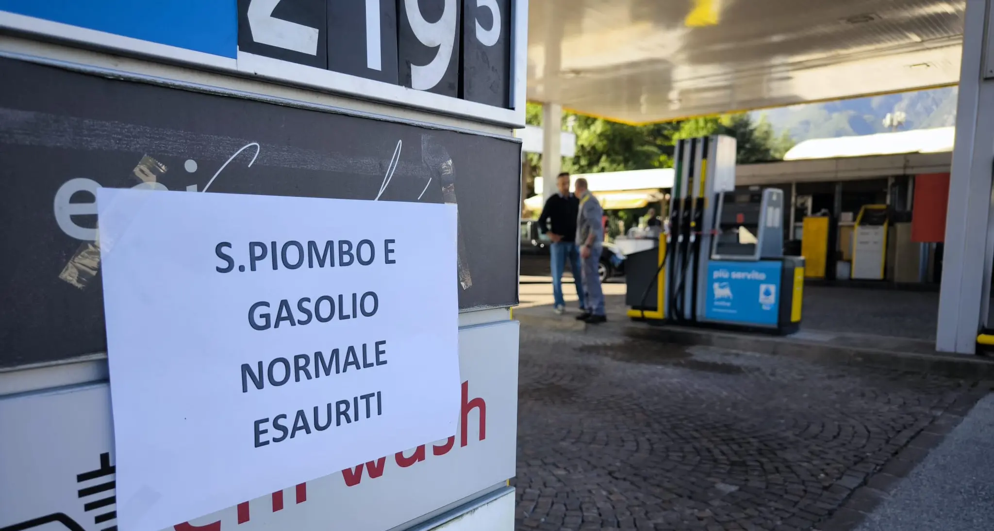 Tetto Eni, corsa al pieno: a Trento benzina esaurita e code ai distributori