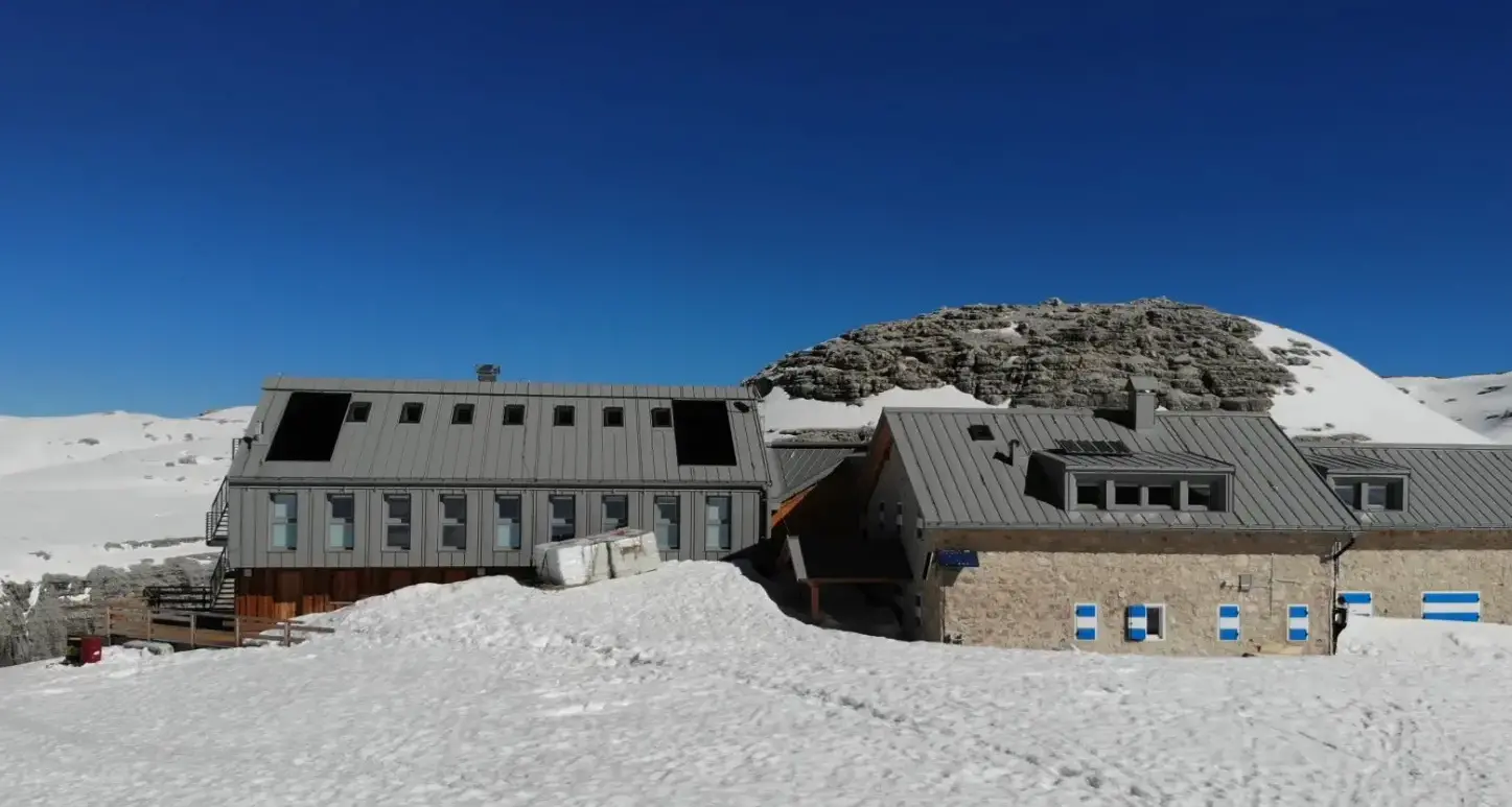 Incendio al Rifugio Boè, ma è un'esercitazione: pompieri in azione a 3.000 metri