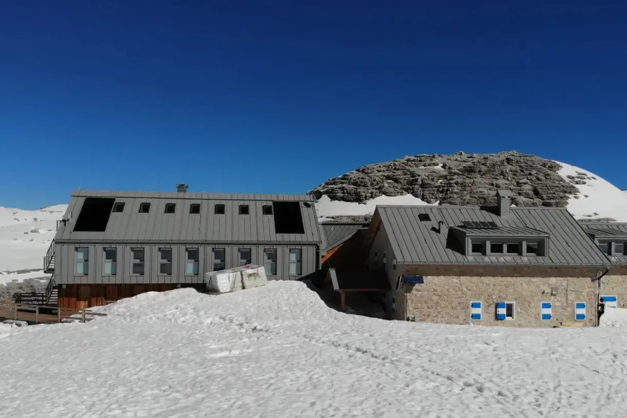 Incendio al Rifugio Boè, ma è un'esercitazione: pompieri in azione a 3.000 metri