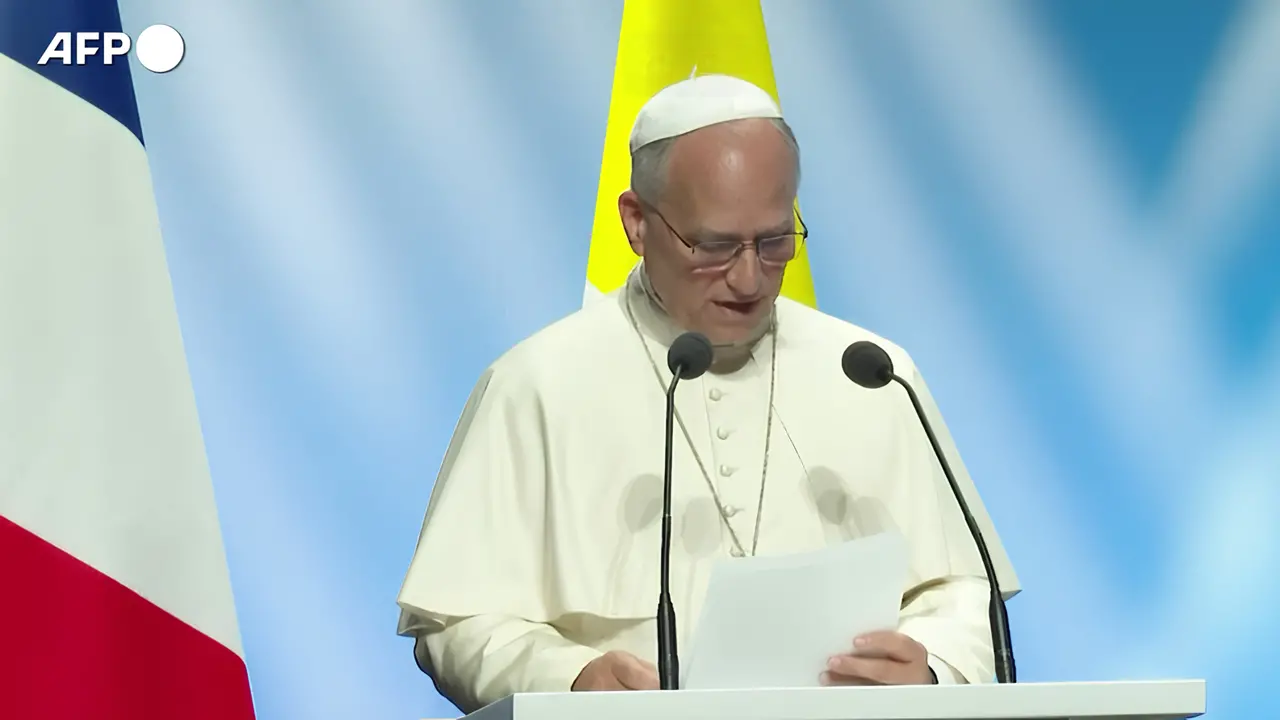 A Metz il Papa con Macron: “Sempre più barbare le relazioni umane e tra gli Stati”