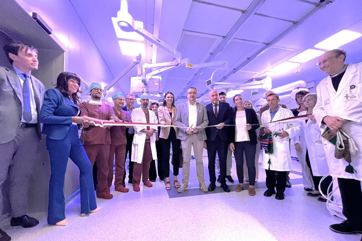 Santa Chiara, inaugurata la nuova sala operatoria ibrida: investimento da 5,7 milioni