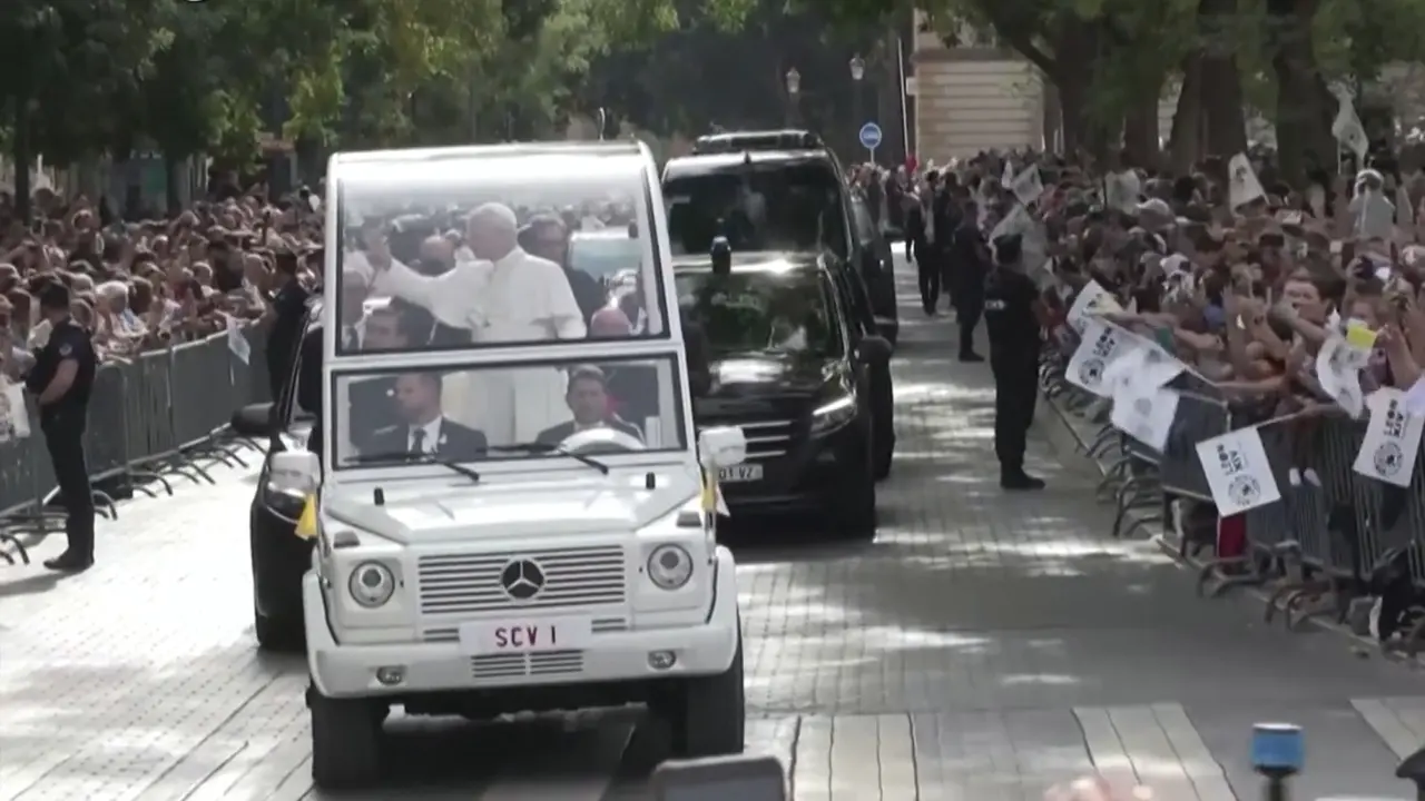 Francia, Leone in papamobile per le strade di Metz