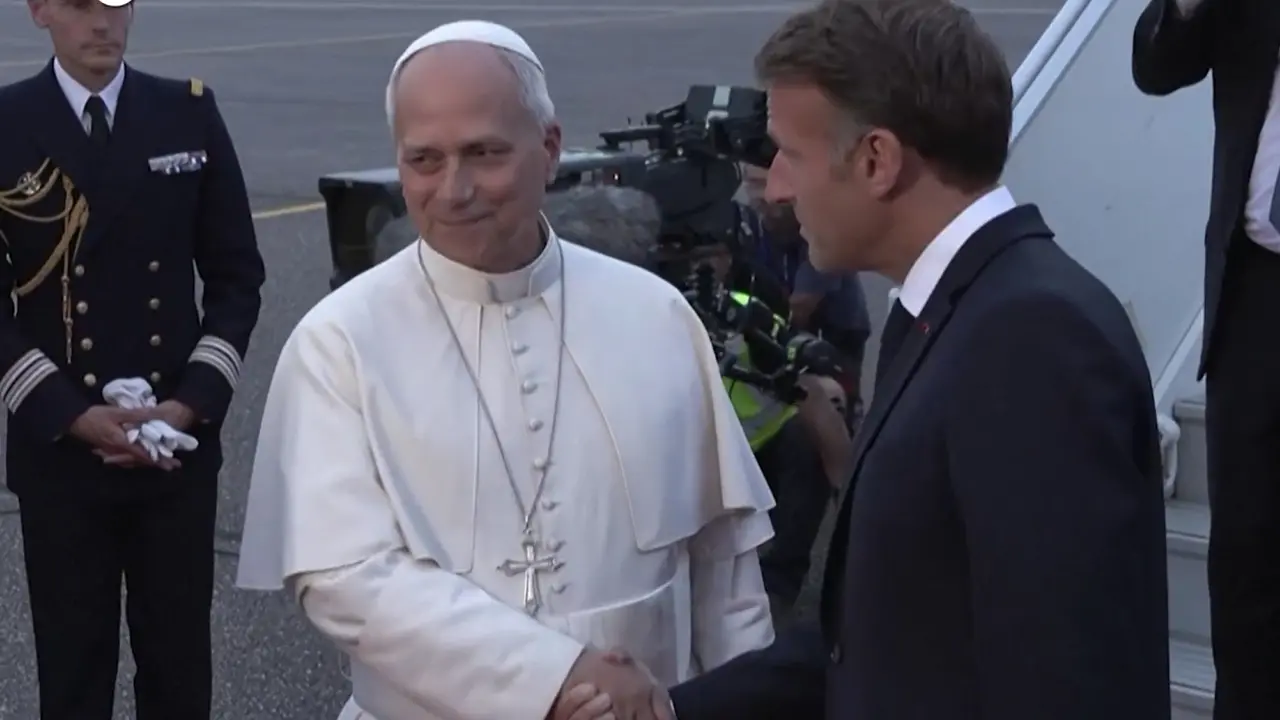 Parigi, papa Leone lascia la Francia al termine della visita di 4 giorni
