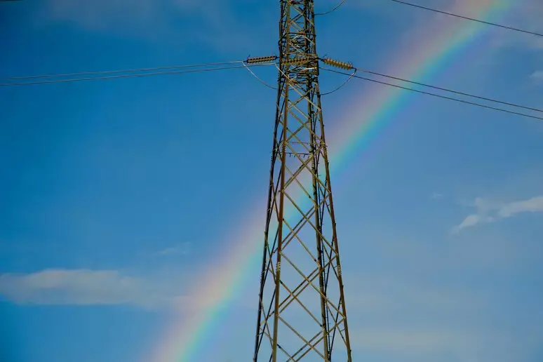 Bollette, Eni taglia luce e gas: sconto del 30% e prezzi bloccati per due anni