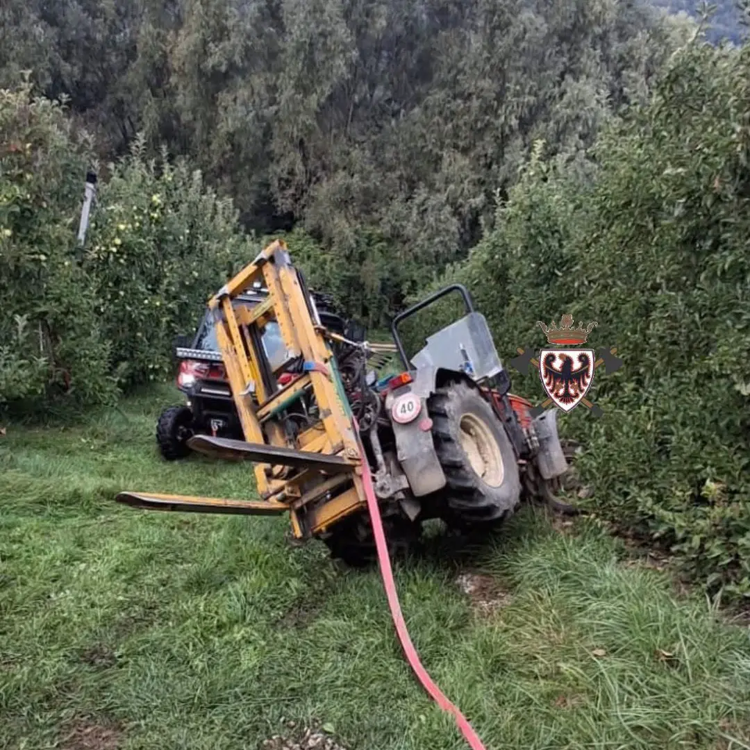 Tuenno, trattore resta in bilico su un terreno ripido: intervengono i vigili del fuoco