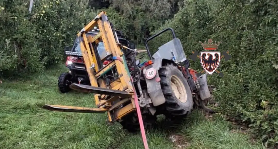 Tuenno, trattore resta in bilico su un terreno ripido: intervengono i vigili del fuoco