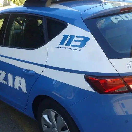 Riva, ingerisce una grande quantità di farmaci e si chiude in auto: salvata dalla polizia