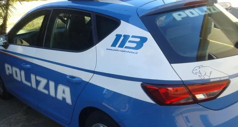 Riva, ingerisce una grande quantità di farmaci e si chiude in auto: salvata dalla polizia