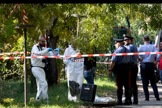 Uomo trovato morto in un parco a Roma, ha ferite sul corpo