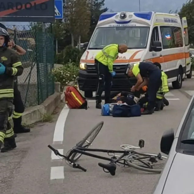 Incidente a Gardolo, 41enne in bici urtato e scaraventato a terra