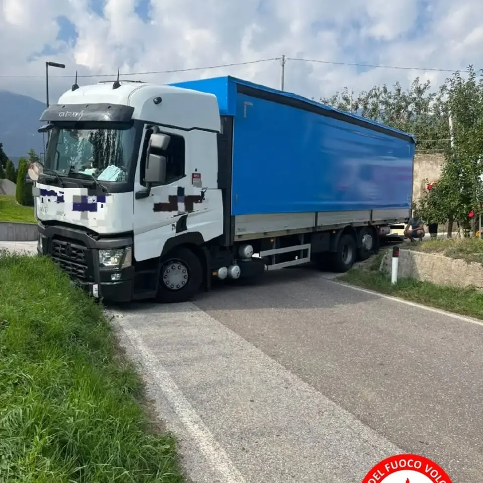Camion resta incastrato sulla SP55: strada bloccata a Campodenno
