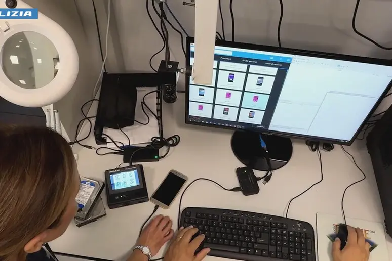 Foto di bambini trasformate dall’IA in immagini sessuali: 592 vittime individuate