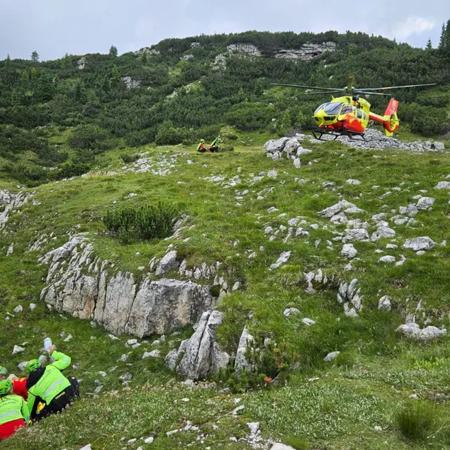 Pasubio, scivola nel bosco mentre cerca funghi e precipita per cento metri: muore a 66 anni