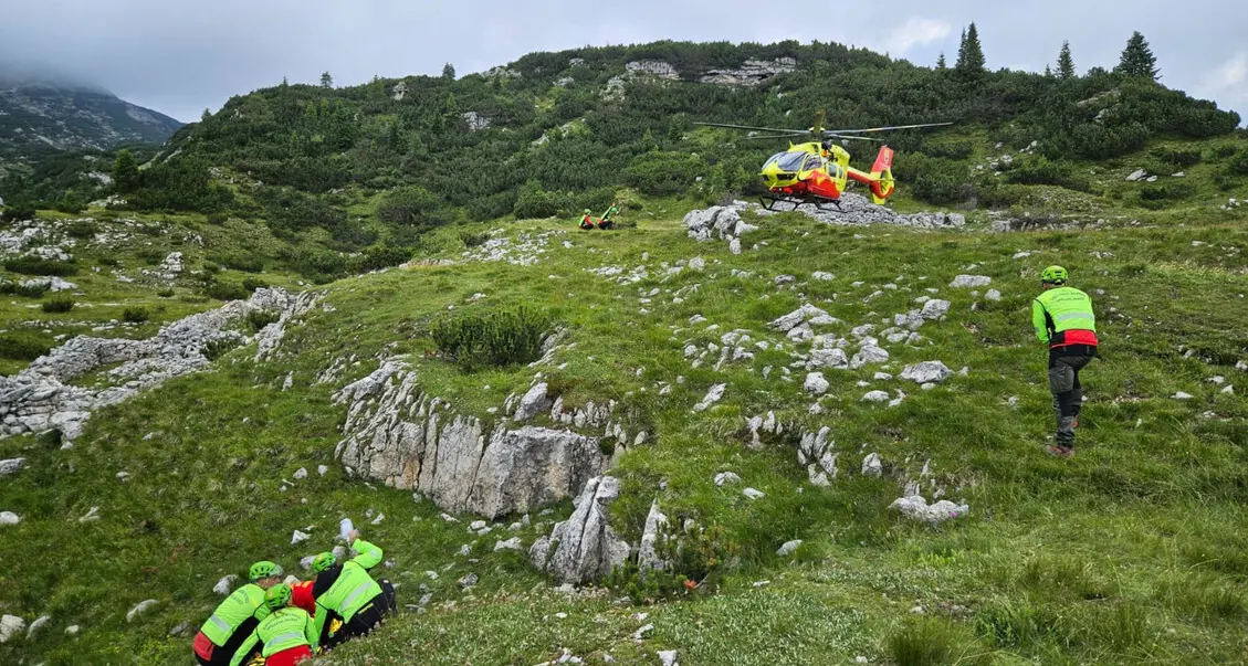 Pasubio, scivola nel bosco mentre cerca funghi e precipita per cento metri: muore a 66 anni