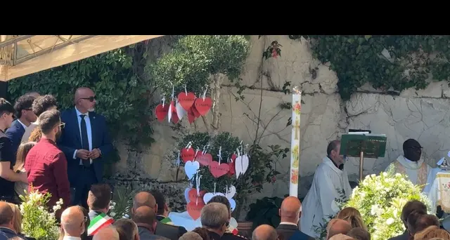 Oltre mille persone a Tottea per i funerali di Andrea Moretti