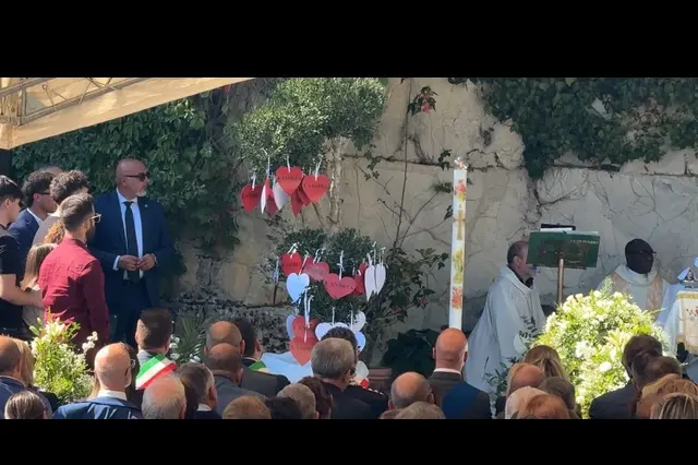 Oltre mille persone a Tottea per i funerali di Andrea Moretti
