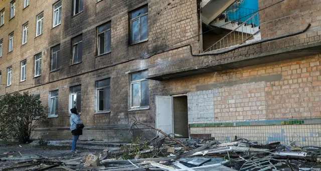 Drone russo colpisce una scuola a Kiev, strage sfiorata, illesi i bambini