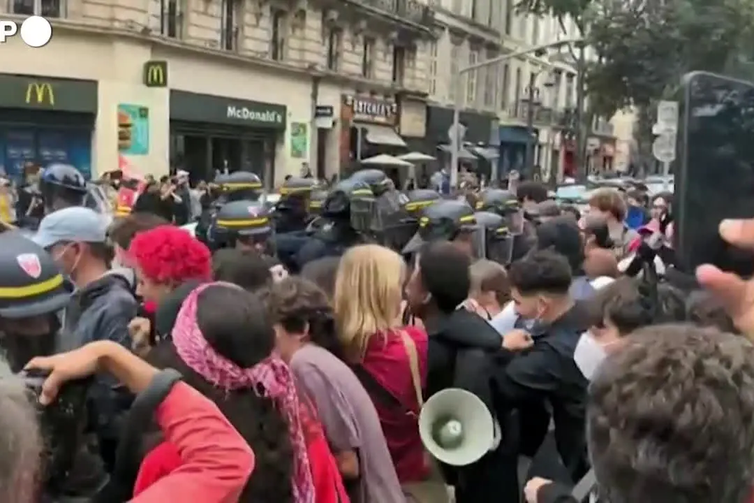Centinaia di manifestanti a Marsiglia: tensioni con le forze dell’ordine