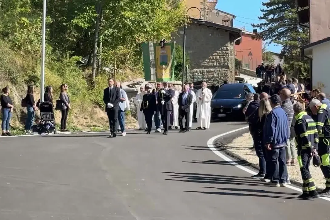 L'ultimo saluto ad Andrea Moretti, oltre mille persone a Tottea