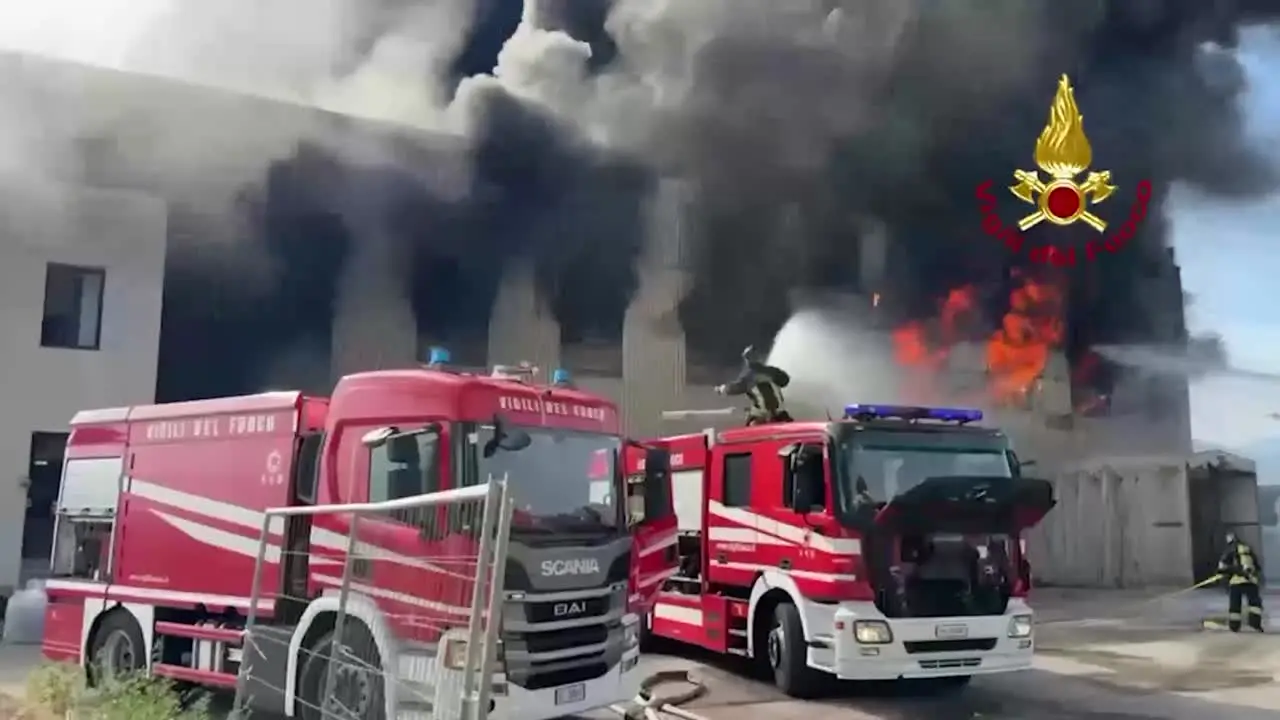 Incendio in un'azienda vicentina, fiamme e colonna di fumo nero