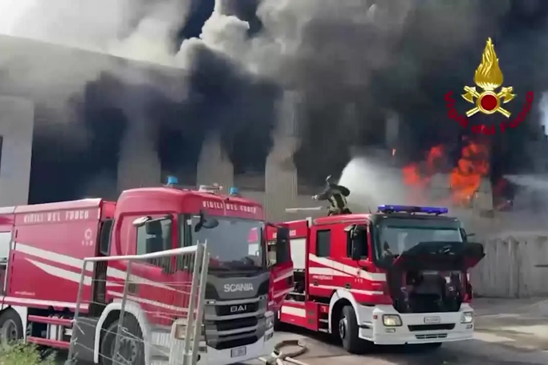 Incendio in un'azienda vicentina, fiamme e colonna di fumo nero