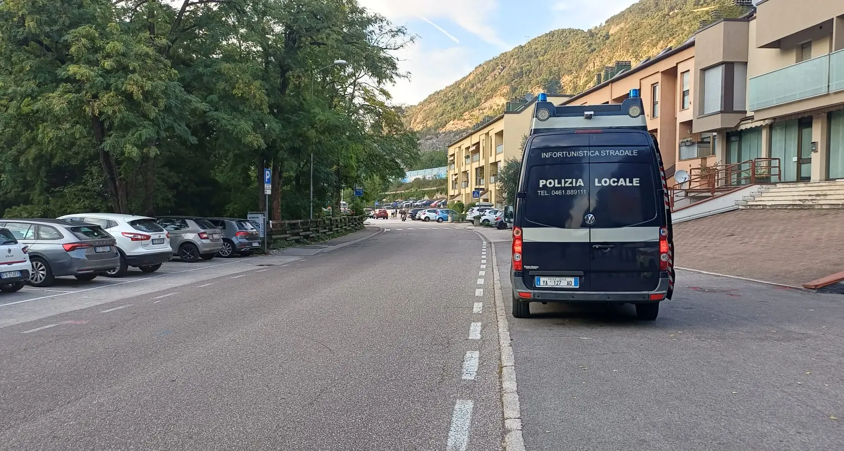 Attraversa la strada con la mamma, bambino di 8 anni investito da un ciclomotore