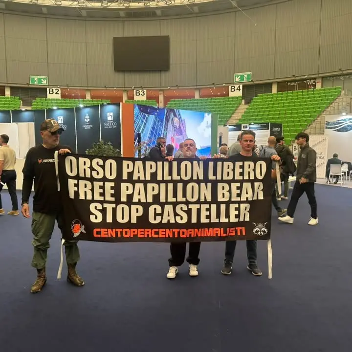Papillon, la protesta arriva al Salone Nautico di Genova: striscione per l’orso del Casteller