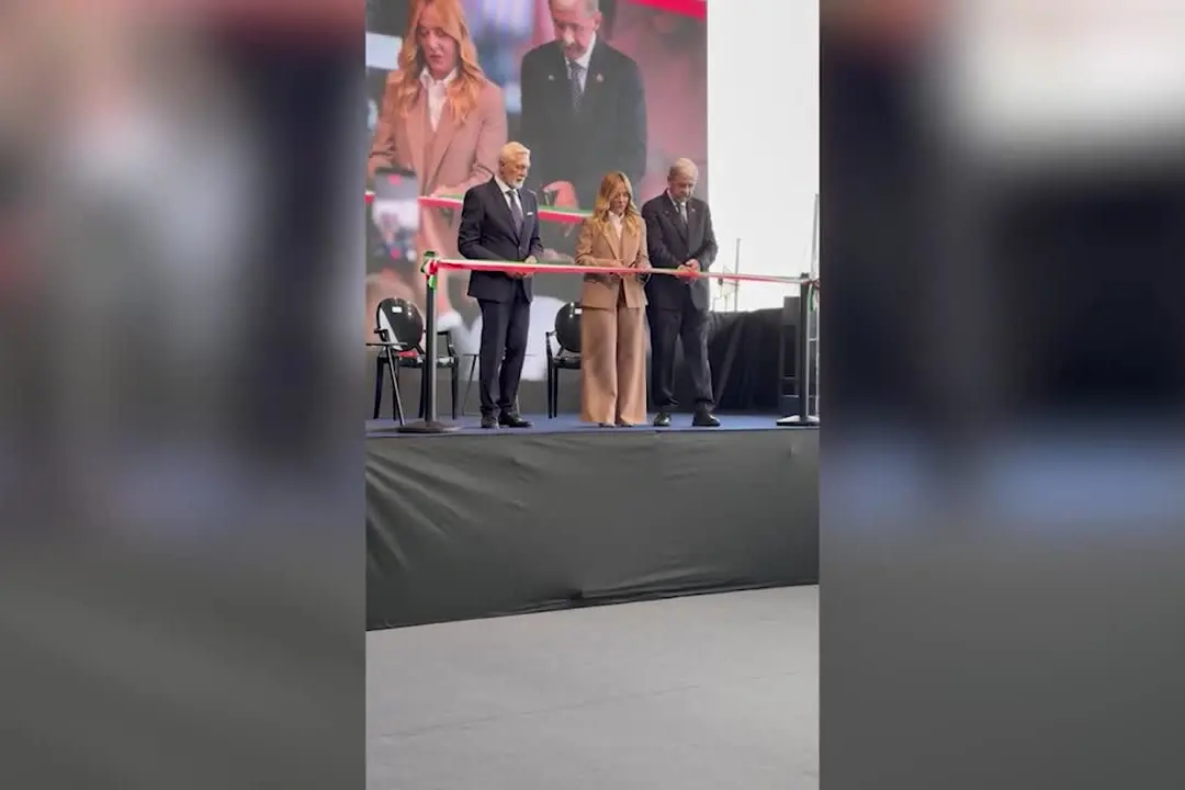 Meloni inaugura il Salone nautico, Salis resta fuori dal palco