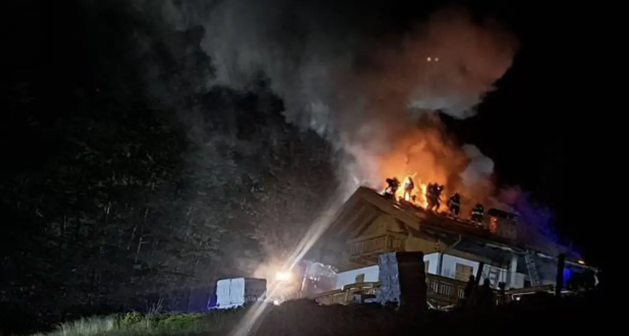 Soraga, casa avvolta dalle fiamme: altissima colonna di fumo