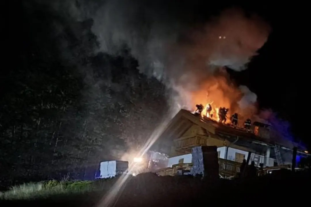 Soraga, casa avvolta dalle fiamme: altissima colonna di fumo