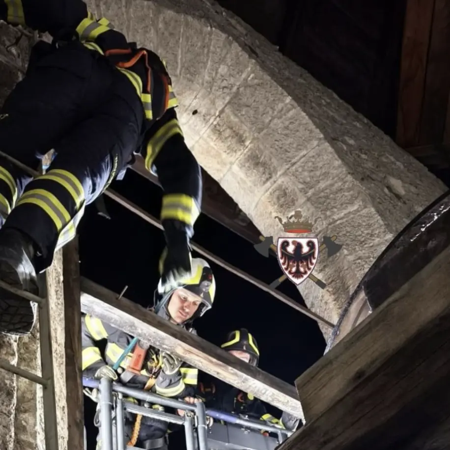 Tassullo, si rompe l’infisso della bifora del campanile: intervento dei vigili del fuoco