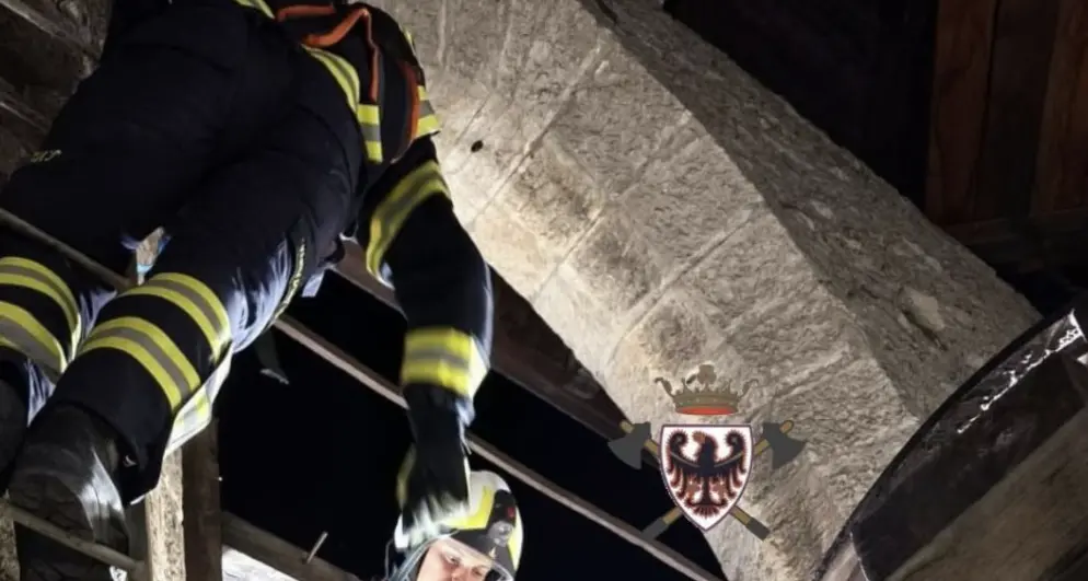 Tassullo, si rompe l’infisso della bifora del campanile: intervento dei vigili del fuoco