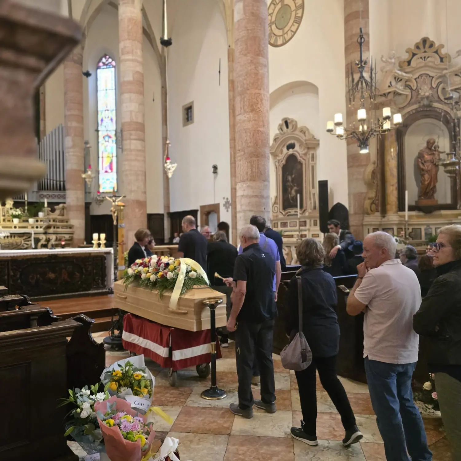 Pergine, una folla e tanti giovani per l’ultimo abbraccio a Clara Palaoro