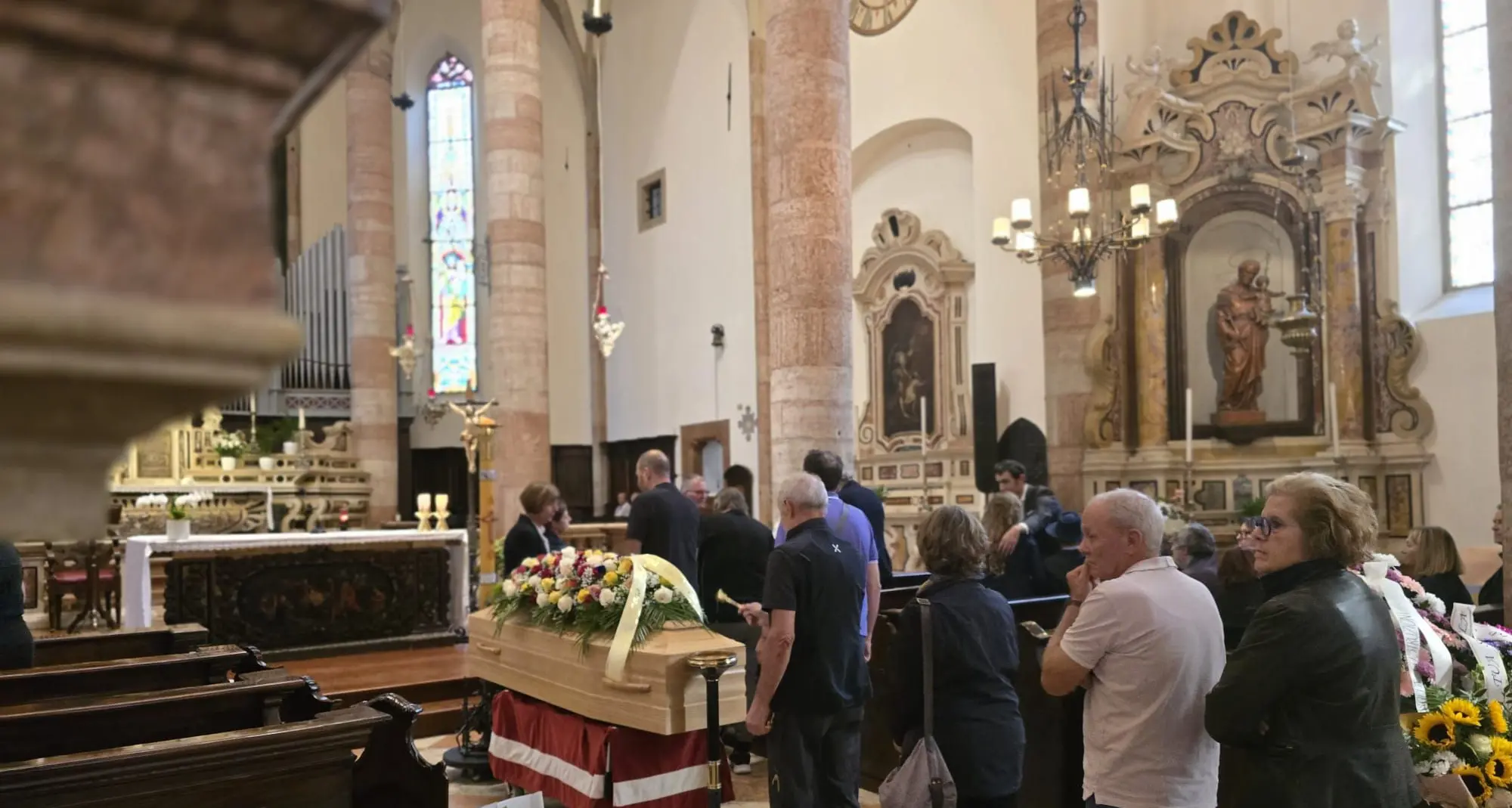 Pergine, una folla e tanti giovani per l’ultimo abbraccio a Clara Palaoro