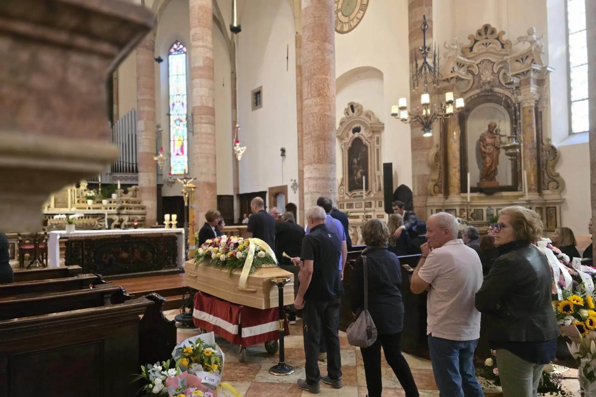 Pergine, una folla e tanti giovani per l’ultimo abbraccio a Clara Palaoro