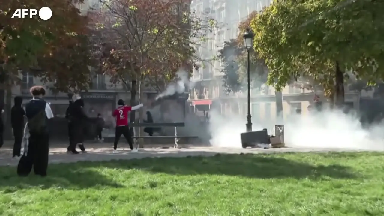 Parigi, ancora proteste degli studenti e scontri con la polizia