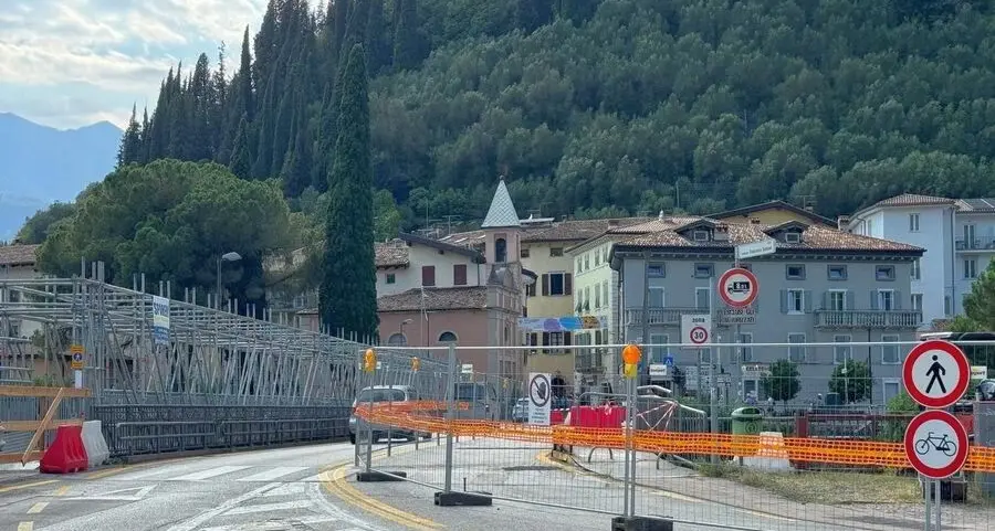 Arco, lavori al ponte: ciclabile chiusa e attese più lunghe al semaforo