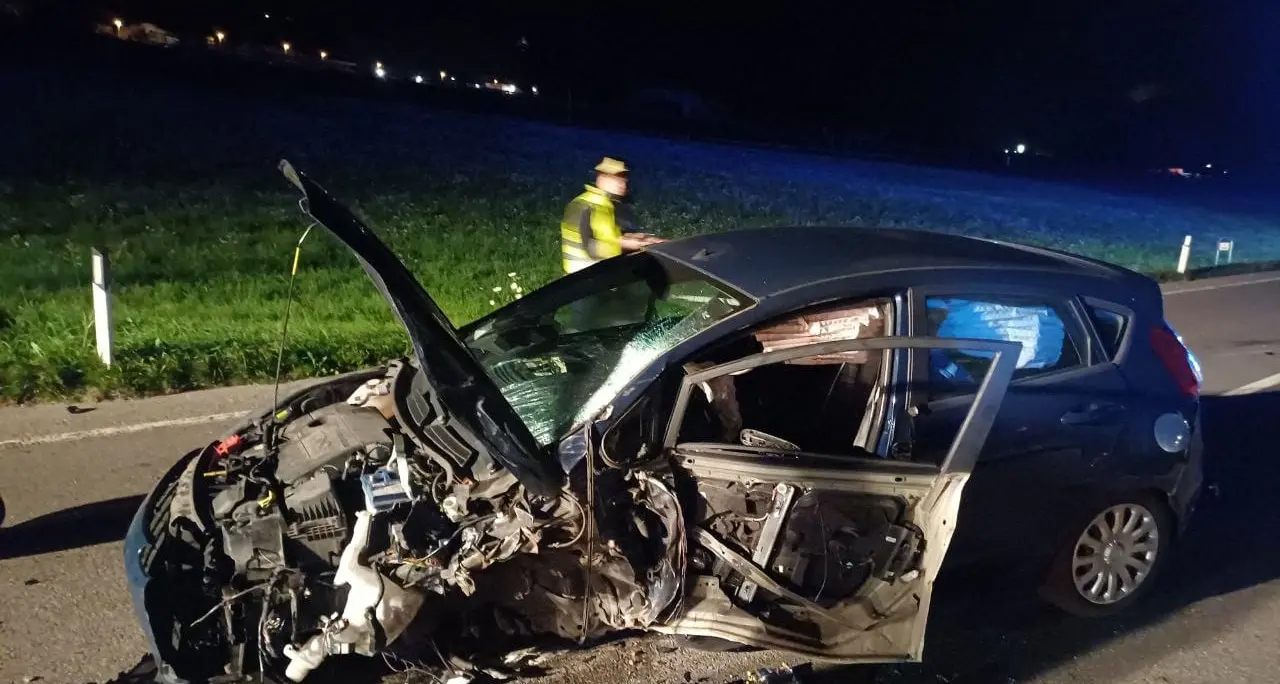 Incidente stradale a Levico Terme, persone incastrate nei veicoli: intervento dei vigili del fuoco