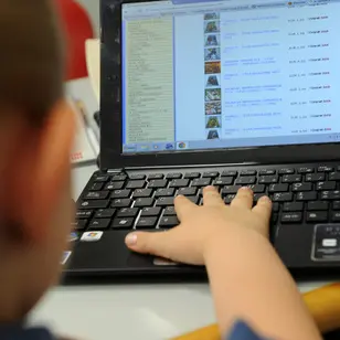 Bullismo e cyberbullismo, Brunet: «Quali misure nelle scuole trentine?»