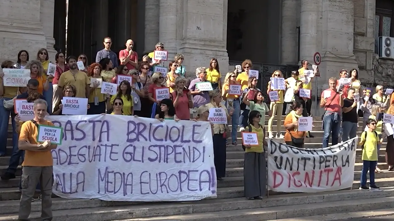 \"Chiediamo un salario dignitoso\", protesta dei docenti a Roma e Milano