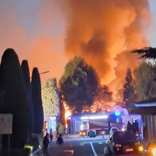 Inferno nel campeggio sul Garda: venti casette in fiamme, oltre 20 feriti