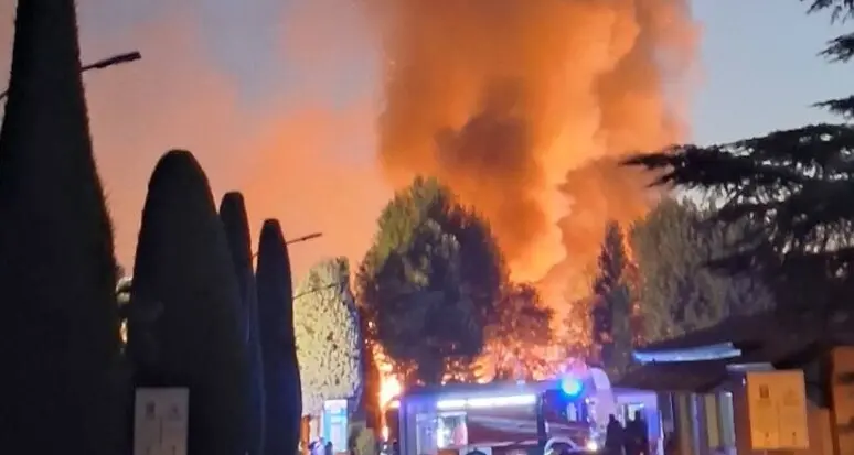 Inferno nel campeggio sul Garda: venti casette in fiamme, oltre 20 feriti
