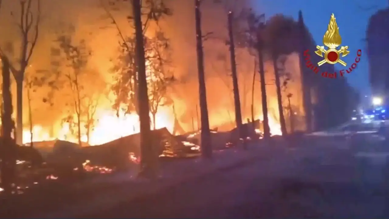 Vasto incendio in un camping a Peschiera del Garda, diversi feriti