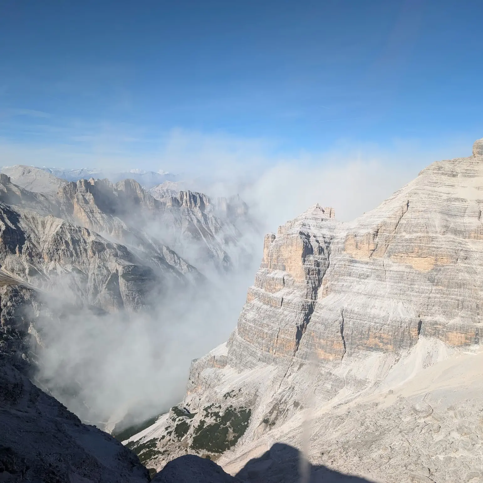 Dolomiti, maxi frana sopra Cortina: nube di polvere sulla valle