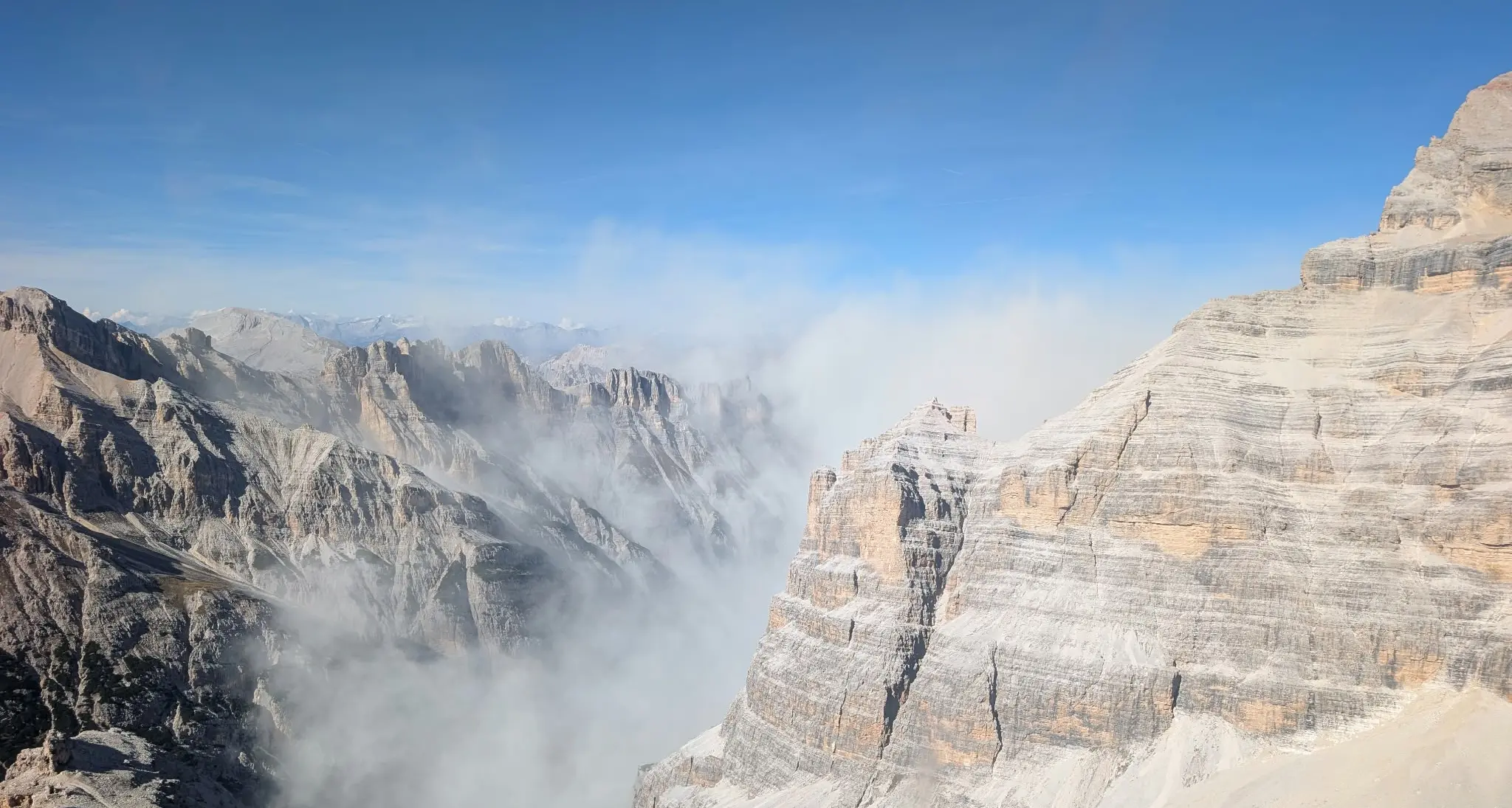 Dolomiti, maxi frana sopra Cortina: nube di polvere sulla valle