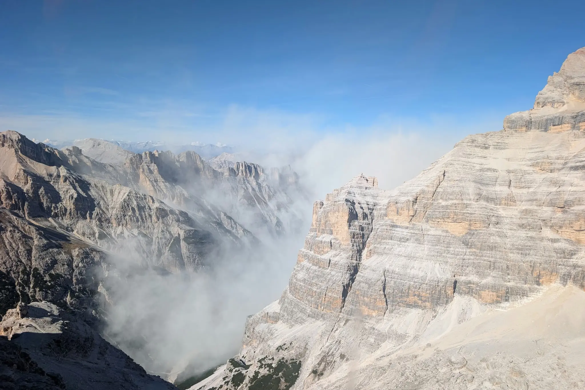 Dolomiti, maxi frana sopra Cortina: nube di polvere sulla valle