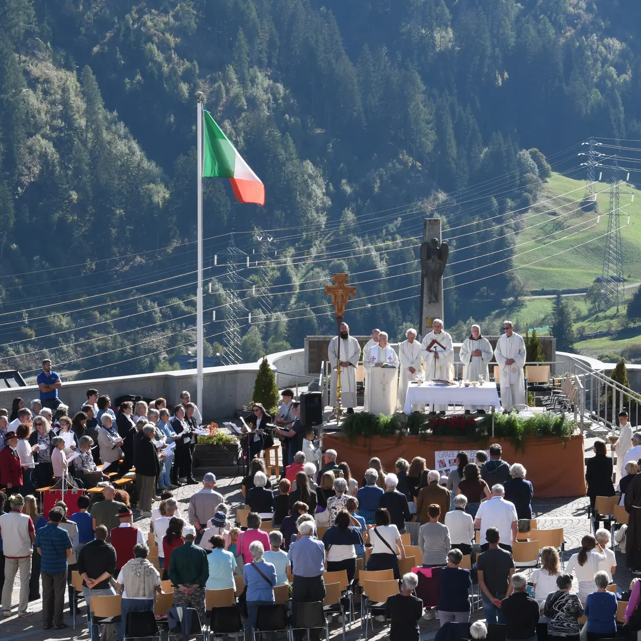 Vermiglio, l’ultima messa di don Enrico davanti alla chiesa bruciata: folla per il saluto