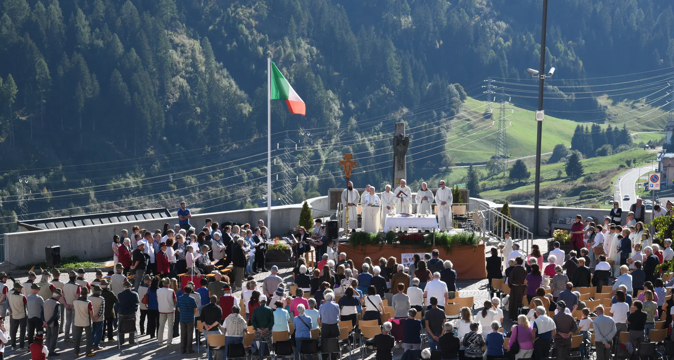 Vermiglio, l’ultima messa di don Enrico davanti alla chiesa bruciata: folla per il saluto