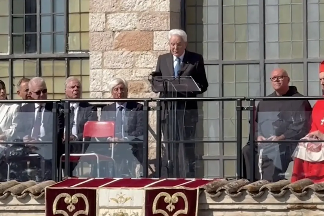 Mattarella ad Assisi: \"In alcune parti del mondo si torna a benedire le armi\"