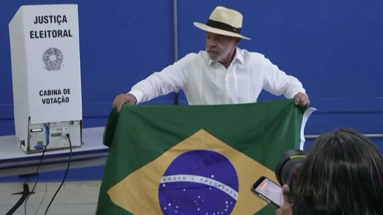 Elezioni in Brasile, Lula e Bolsonaro votano nei rispettivi seggi